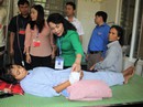 Thứ trưởng Bộ GD-ĐT thăm, tặng quà cho thí sinh bị rắn cắn Thứ trưởng Bộ GD-ĐT thăm, tặng quà cho thí sinh bị rắn cắn
