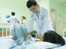 Cắt bỏ lá lách để cứu bé trai té từ cây nhãn xuống đất Cắt bỏ lá lách để cứu bé trai té từ cây nhãn xuống đất