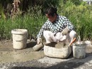 Người phụ nữ nghèo hơn 10 năm bỏ tiền túi vá đường Người phụ nữ nghèo hơn 10 năm bỏ tiền túi vá đường