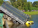 Xe tải lao thẳng xuống hồ Xuân Hương như phim Xe tải lao thẳng xuống hồ Xuân Hương như phim