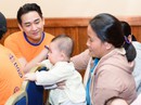 Hứa Vĩ Văn xúc động khi cùng nghệ sĩ trao quà cho các em bị hở hàm ếch Hứa Vĩ Văn xúc động khi cùng nghệ sĩ trao quà cho các em bị hở hàm ếch