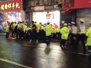 Bảng hiệu đột ngột rơi xuống, đè chết 3 người đi đường Bảng hiệu đột ngột rơi xuống, đè chết 3 người đi đường