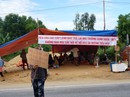 Người dân mang quan tài, chặn đường vào nhà máy rác Người dân mang quan tài, chặn đường vào nhà máy rác