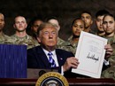 Ông Trump thông qua dự luật quốc phòng John McCain Ông Trump thông qua dự luật quốc phòng John McCain