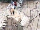 Thót tim trước cảnh mạo hiểm vượt nước lũ bằng cầu treo Thót tim trước cảnh mạo hiểm vượt nước lũ bằng cầu treo