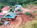 Kinh hoàng cảnh ngôi nhà 2 tầng bất ngờ đổ xuống sông Lò Kinh hoàng cảnh ngôi nhà 2 tầng bất ngờ đổ xuống sông Lò