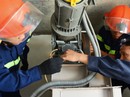Phá cửa thang máy bị kẹt để cứu nhân viên đang hoảng sợ bên trong Phá cửa thang máy bị kẹt để cứu nhân viên đang hoảng sợ bên trong