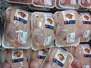 Mỗi tháng người Việt ăn 15.000 tấn thịt gà ngoại giá siêu rẻ Mỗi tháng người Việt ăn 15.000 tấn thịt gà ngoại giá siêu rẻ