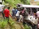 Xe buýt lao xuống vực, 65 người thương vong Xe buýt lao xuống vực, 65 người thương vong