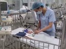 Sức khoẻ bé trai sinh non mất bố mẹ trong vụ cháy gần Bệnh viện Nhi giờ ra sao? Sức khoẻ bé trai sinh non mất bố mẹ trong vụ cháy gần Bệnh viện Nhi giờ ra sao?