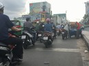Xe bán hàng chiếm dụng cầu Kiệu Xe bán hàng chiếm dụng cầu Kiệu