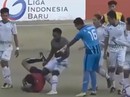 Trọng tài bị đá gục trên sân, bóng đá Indonesia hỗn loạn Trọng tài bị đá gục trên sân, bóng đá Indonesia hỗn loạn