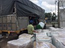 Ngổn ngang máy lạnh, máy giặt, điện máy cũ tại kho hàng lậu lộ thiên Ngổn ngang máy lạnh, máy giặt, điện máy cũ tại kho hàng lậu lộ thiên