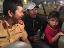 CSGT dùng xe đặc chủng chở bé đi lạc tìm người thân CSGT dùng xe đặc chủng chở bé đi lạc tìm người thân