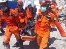 Sóng thần Indonesia: Những tiếng gào thét phát ra từ đống đổ nát Sóng thần Indonesia: Những tiếng gào thét phát ra từ đống đổ nát