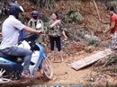 Công an "bó tay" trước nhóm người thu 40-50.000 đồng/lượt để qua 10 m đường lầy lội? Công an "bó tay" trước nhóm người thu 40-50.000 đồng/lượt để qua 10 m đường lầy lội?