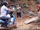 Lẽ nào xã không kiếm được miếng ván lót cho dân đi? Lẽ nào xã không kiếm được miếng ván lót cho dân đi?