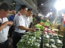 Kiểm tra an toàn thực phẩm ở chợ đầu mối Thủ Đức lúc rạng sáng Kiểm tra an toàn thực phẩm ở chợ đầu mối Thủ Đức lúc rạng sáng