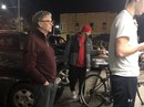 Tỉ phú Bill Gates xếp hàng mua bánh burger giá vài USD Tỉ phú Bill Gates xếp hàng mua bánh burger giá vài USD