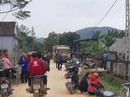 Bé 3 tuổi bị xe tải chở vật liệu xây dựng cán qua người trên đường làng Bé 3 tuổi bị xe tải chở vật liệu xây dựng cán qua người trên đường làng