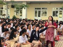 NSND Bạch Tuyết hát mừng "100 năm sân khấu cải lương" với học sinh NSND Bạch Tuyết hát mừng "100 năm sân khấu cải lương" với học sinh