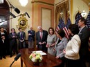 Ông Donald Trump xuống thang Ông Donald Trump xuống thang