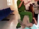 Trung tá công an đạp người làm chứng tại trụ sở làm việc? Trung tá công an đạp người làm chứng tại trụ sở làm việc?