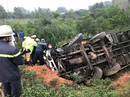 Ôtô đâm gãy taluy lật nghiêng, 3 người thương vong Ôtô đâm gãy taluy lật nghiêng, 3 người thương vong