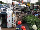 TP HCM: Xe ben tông 2 xe máy rồi lật ngang, 3 người thương vong TP HCM: Xe ben tông 2 xe máy rồi lật ngang, 3 người thương vong
