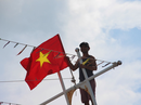 Ngư dân cửa biển Sông Đốc được tiếp thêm sức mạnh từ những lá cờ Tổ quốc