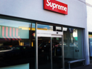 Chỉ cần có logo Supreme, người ta sẵn sàng xếp hàng mua dù đó là cục gạch?
