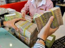 Khách đổ xô tới ngân hàng, nhân viên 'không có cả thời gian uống nước' Khách đổ xô tới ngân hàng, nhân viên 'không có cả thời gian uống nước'