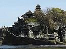 Đền thiêng trên đảo đá giữa biển ở thiên đường du lịch Bali Đền thiêng trên đảo đá giữa biển ở thiên đường du lịch Bali