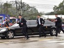 Tại sao ông Kim Jong-un để cận vệ chạy theo xe? Tại sao ông Kim Jong-un để cận vệ chạy theo xe?