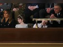 Cậu bé Trump ngủ gật khi nghe đọc Thông điệp Liên bang Cậu bé Trump ngủ gật khi nghe đọc Thông điệp Liên bang
