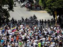Mất điện sang ngày thứ ba, biểu tình lớn chực chờ Venezuela Mất điện sang ngày thứ ba, biểu tình lớn chực chờ Venezuela