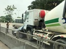 Bất ngờ rẽ ngang Quốc lộ 1A, “xế hộp” bị xe bồn tông dập nát Bất ngờ rẽ ngang Quốc lộ 1A, “xế hộp” bị xe bồn tông dập nát