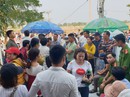 Vụ người mua đất "bao vây" đòi sổ đỏ: Đại diện 2 công ty bị giữ lại Vụ người mua đất "bao vây" đòi sổ đỏ: Đại diện 2 công ty bị giữ lại