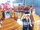 Tiếng khóc bi thương bên cỗ quan tài 3 bà cháu bị container đè chết Tiếng khóc bi thương bên cỗ quan tài 3 bà cháu bị container đè chết