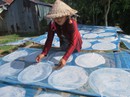 Mang bí quyết gia truyền từ miền Trung vào làng bánh tráng ở miền Tây Mang bí quyết gia truyền từ miền Trung vào làng bánh tráng ở miền Tây
