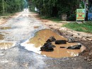 Đường nát như tương, dân treo biển cầu cứu Đường nát như tương, dân treo biển cầu cứu