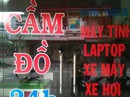 Nhân viên nhà băng túc trực trước hàng cầm đồ Nhân viên nhà băng túc trực trước hàng cầm đồ