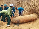 Tá hỏa phát hiện quả bom khủng nặng 1,3 tấn trong vườn nhà dân Tá hỏa phát hiện quả bom khủng nặng 1,3 tấn trong vườn nhà dân