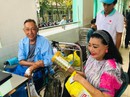 Kỳ nữ Kim Cương động viên nghệ sĩ Lê Bình điều trị ung thư theo liệu pháp mới Kỳ nữ Kim Cương động viên nghệ sĩ Lê Bình điều trị ung thư theo liệu pháp mới