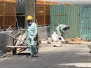 Công nhân oằn mình dưới nắng nóng Công nhân oằn mình dưới nắng nóng