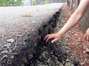 Gia Lai: Đường mới làm, chỉ cần dùng tay cào nhẹ là vỡ vụn Gia Lai: Đường mới làm, chỉ cần dùng tay cào nhẹ là vỡ vụn