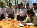 Kiều bào Mỹ ký họa chân dung chiến sĩ tại Trường Sa Kiều bào Mỹ ký họa chân dung chiến sĩ tại Trường Sa