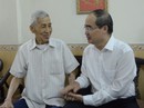 Bí thư Thành ủy TP HCM Nguyễn Thiện Nhân ân cần thăm hỏi gia đình chính sách Bí thư Thành ủy TP HCM Nguyễn Thiện Nhân ân cần thăm hỏi gia đình chính sách