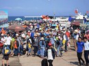 Bất chấp nắng nóng dòng người vẫn đổ về đảo Lý Sơn để giải nhiệt Bất chấp nắng nóng dòng người vẫn đổ về đảo Lý Sơn để giải nhiệt