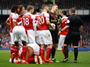 Ozil ném áo ngày Arsenal thua trận trên sân Everton Ozil ném áo ngày Arsenal thua trận trên sân Everton